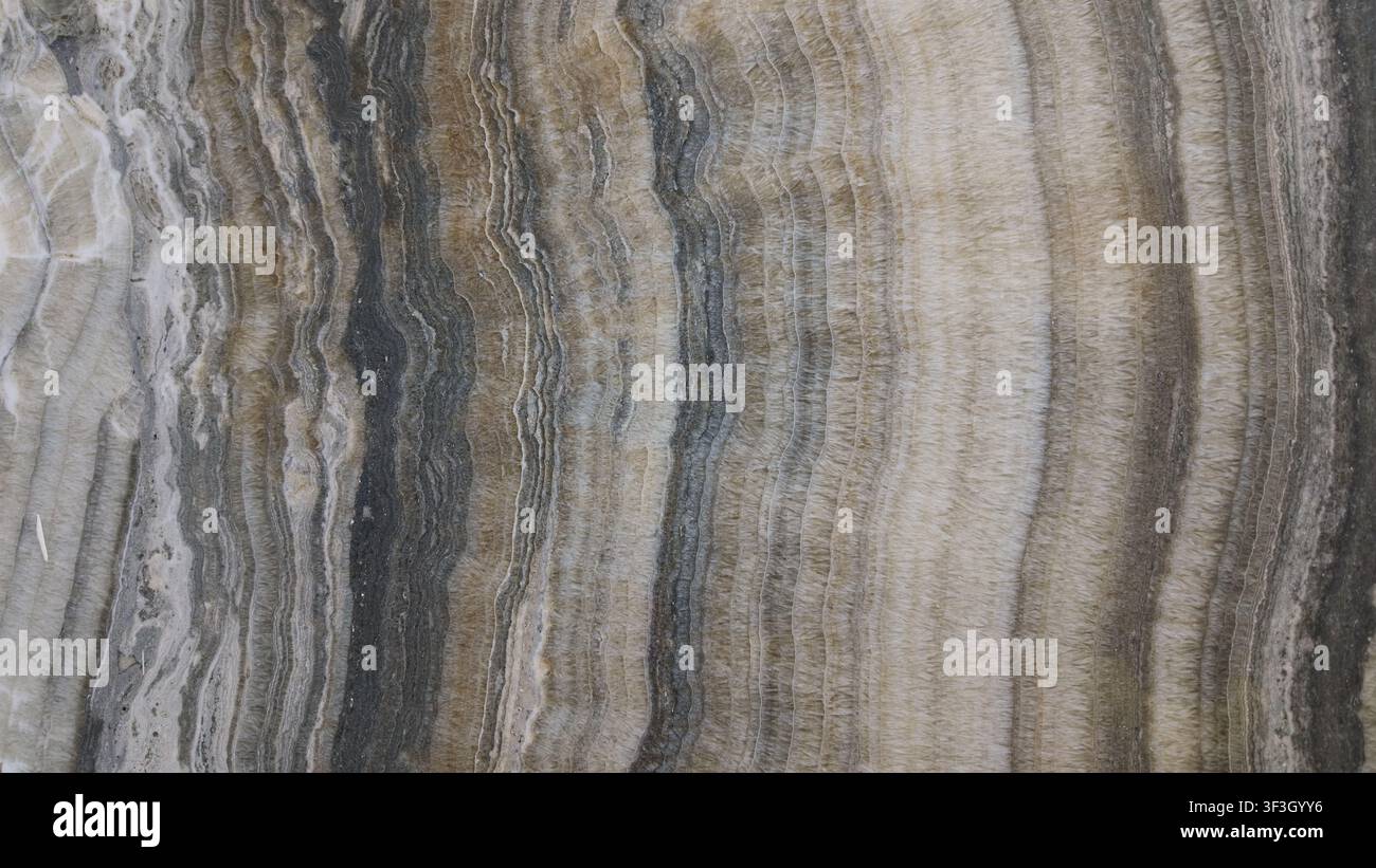 Superficie in marmo marrone ad alta risoluzione con eleganti venature naturali e ricchi toni terrosi. Ideale per sfondi, concetti di design degli interni Foto Stock