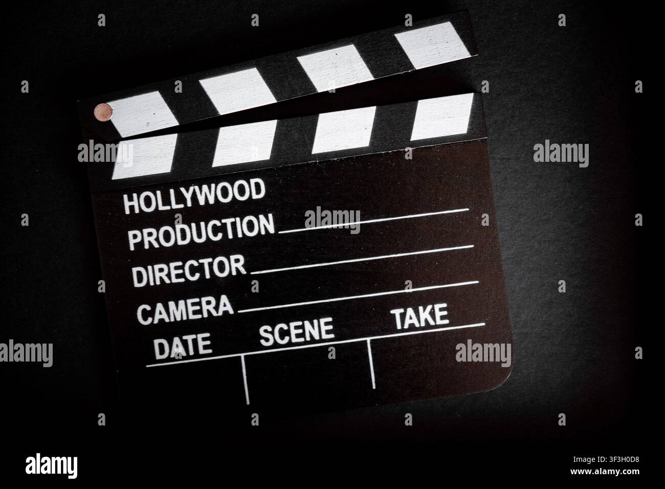 Clapboard di film in bianco e nero su sfondo scuro con spazio per il testo, rappresentante il cinema, la regia e la produzione cinematografica Foto Stock