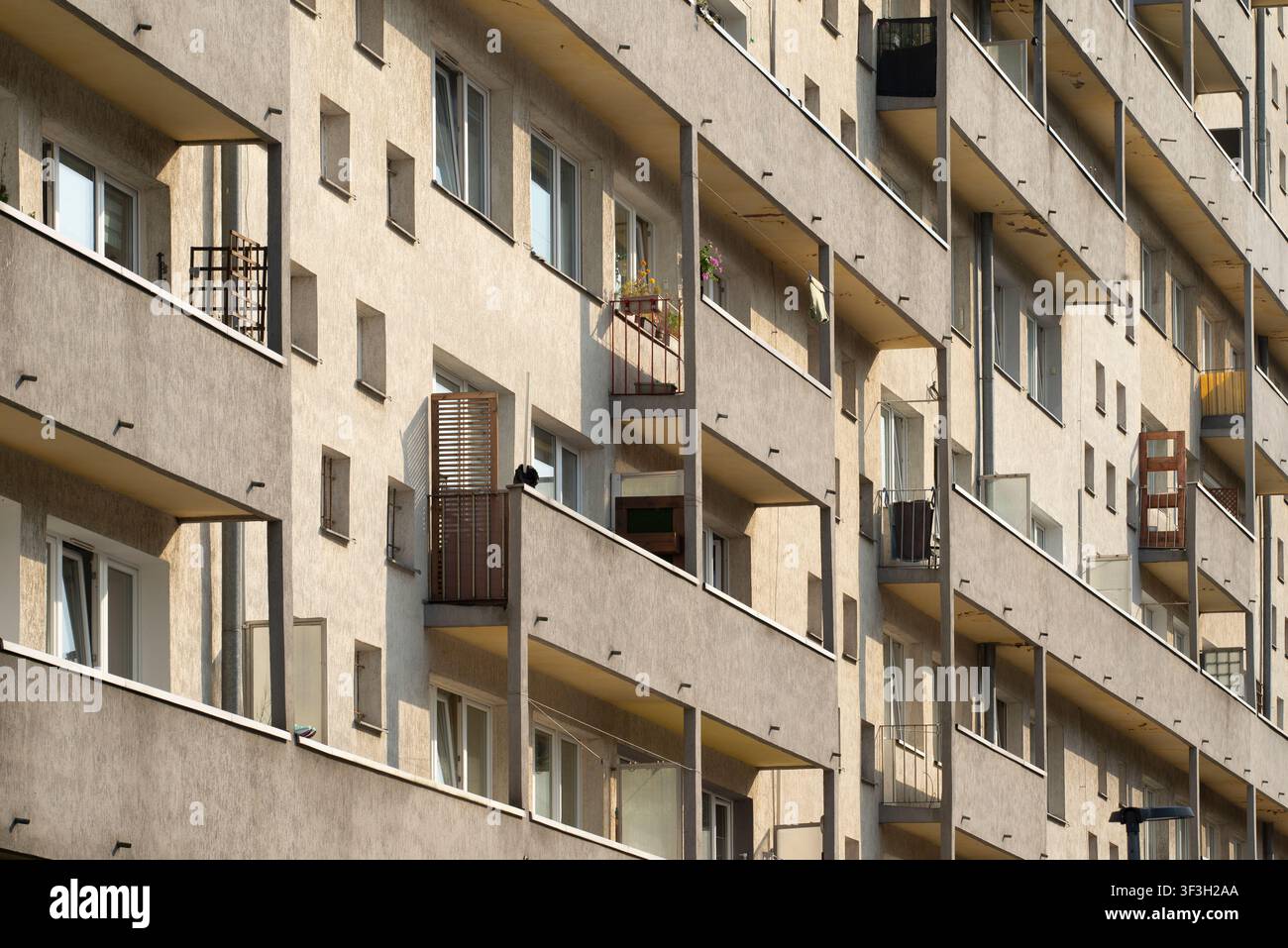 Facciata di un blocco residenziale del dopoguerra degli anni '60 del XX secolo nel centro di Gdynia, con balconi continui e una composizione ritmica delle finestre. Foto Stock