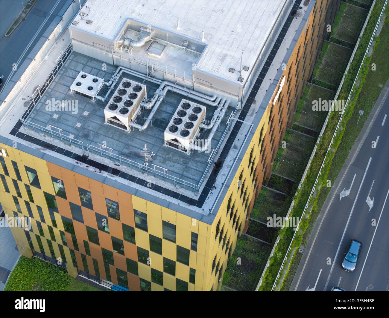 Vista aerea del sistema di raffreddamento HVAC sul tetto di un moderno edificio per data center con una facciata colorata a Cracovia, Voivodato della Piccola Polonia, Po Foto Stock