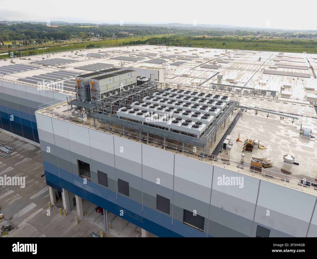 Vista aerea del sistema di raffreddamento HVAC sul tetto di un moderno edificio di data center con pannelli solari sullo sfondo a Cracovia, Voivodato della Piccola Polonia Foto Stock