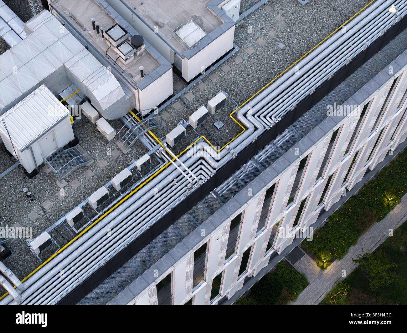 Vista aerea del sistema di raffreddamento HVAC sul tetto di un moderno edificio per uffici a Cracovia, Voivodato della Piccola Polonia, Polonia. Foto Stock