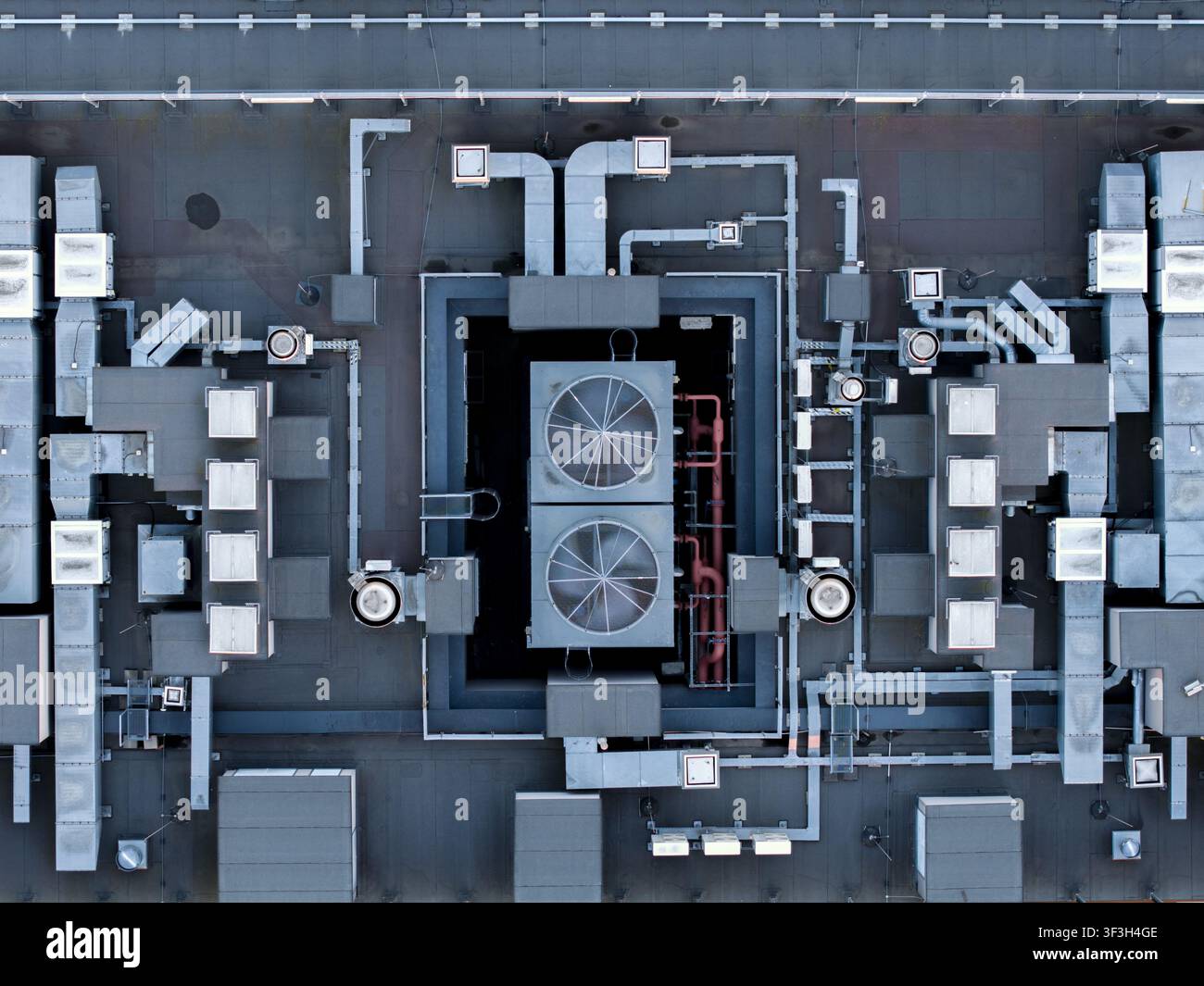Vista aerea del sistema di raffreddamento HVAC sul tetto di un edificio per uffici, con ventole industriali e condotti metallici a Cracovia, Voivodato della Piccola Polonia Foto Stock