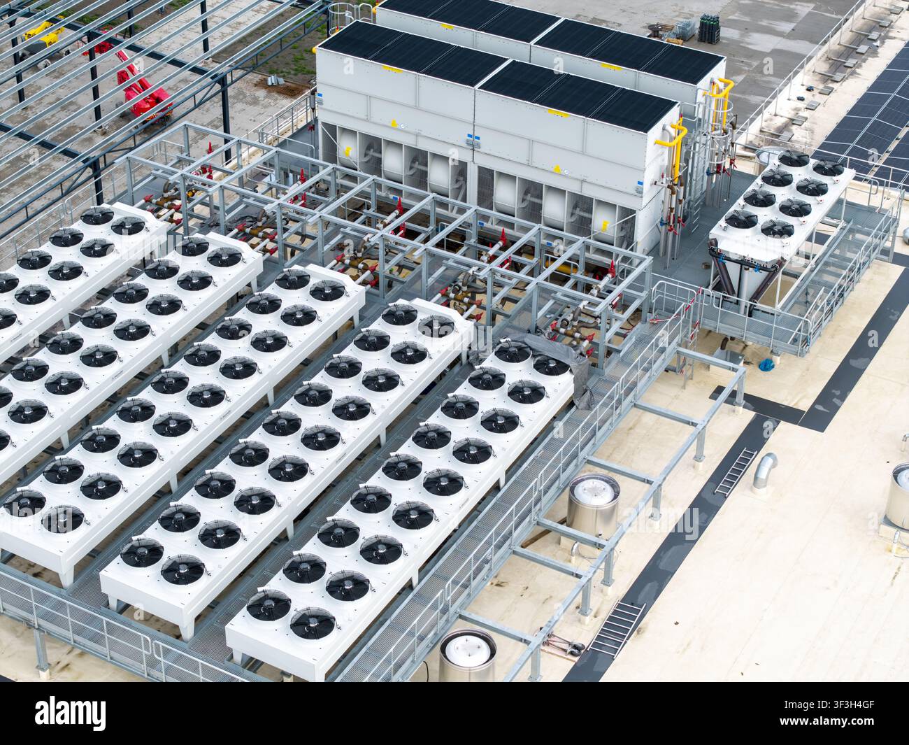 Vista aerea di un sistema di raffreddamento HVAC industriale con file di ventole sul tetto di un data center a Cracovia, Voivodato della Piccola Polonia, Polonia. Foto Stock