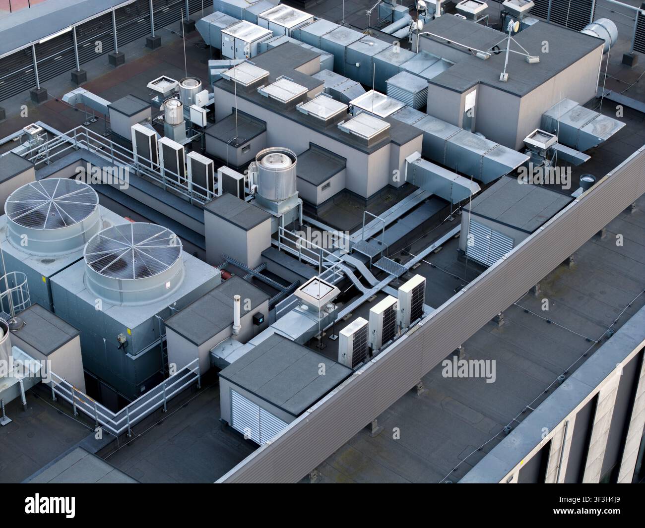 Vista aerea del sistema di raffreddamento HVAC sul tetto di un edificio per uffici a Cracovia, Voivodato della Piccola Polonia, Polonia. Foto Stock