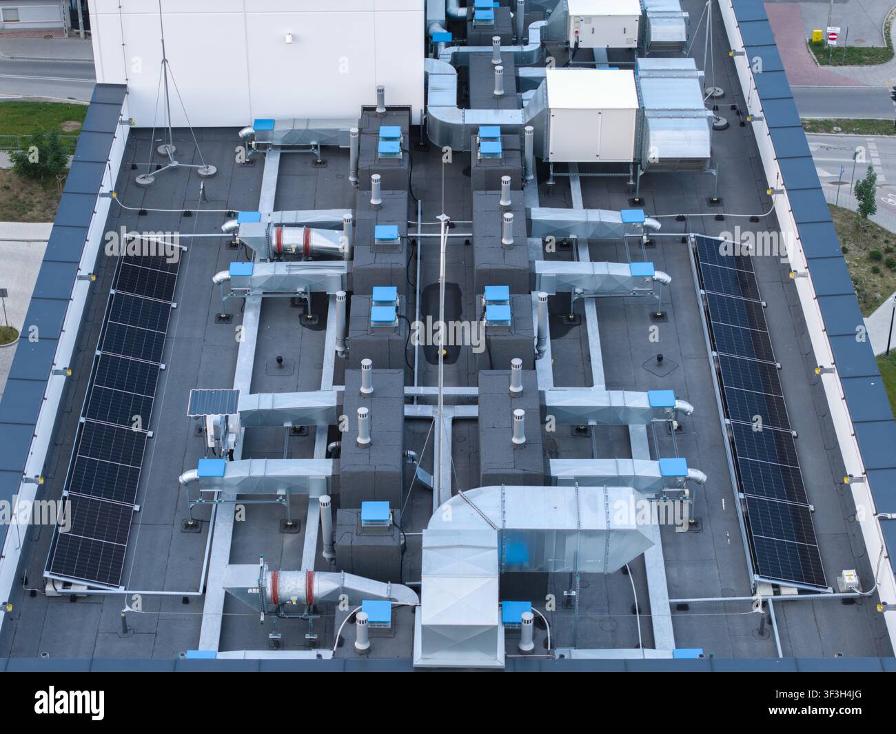 Vista aerea del sistema di raffreddamento HVAC e dei condotti di ventilazione sul tetto di un moderno edificio per uffici di data center a Cracovia, Voivodato della Piccola Polonia, Pol Foto Stock