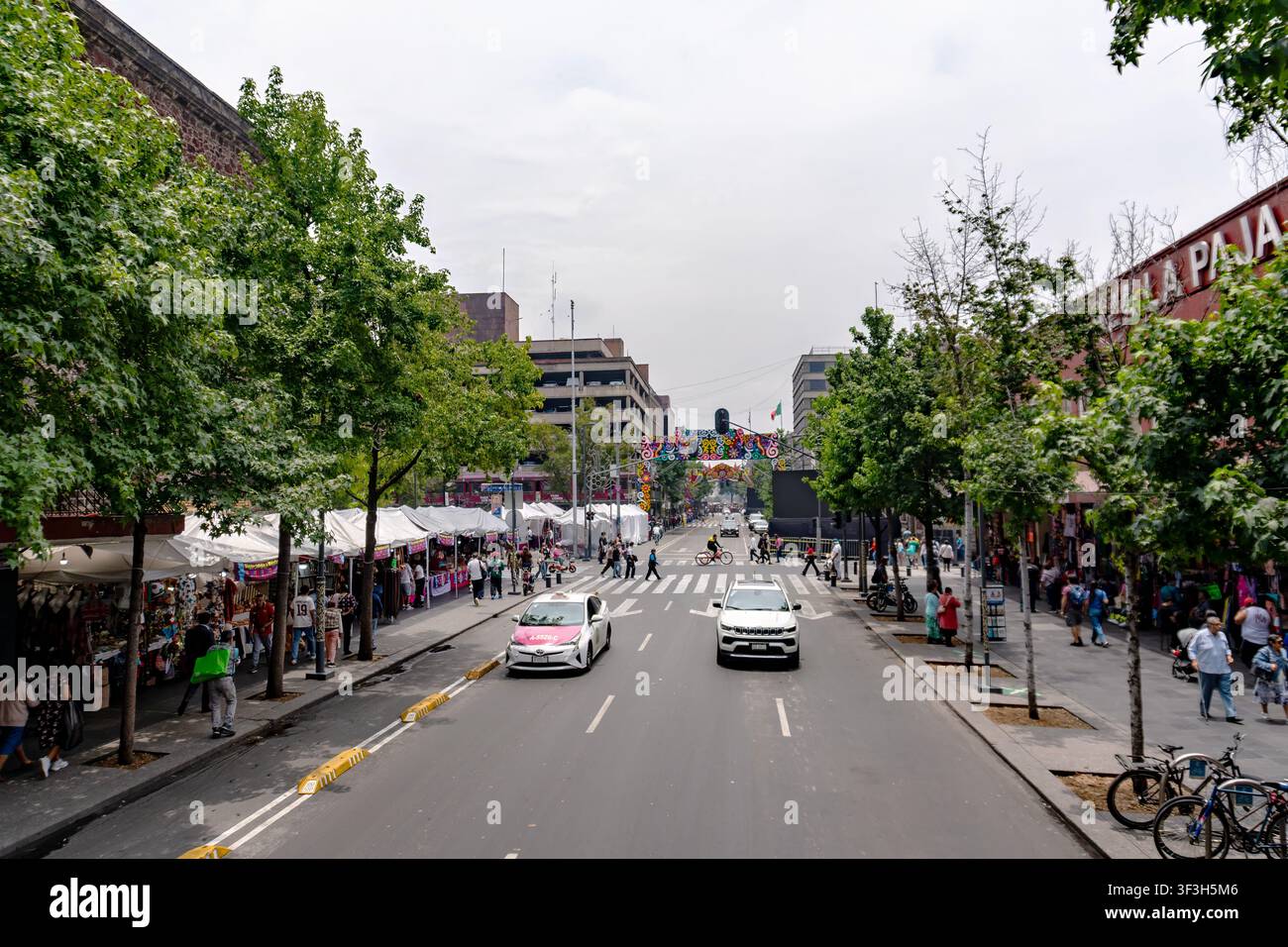 Vita urbana: Scena stradale vivace e architettura nel centro di Città del Messico (CDMX) Foto Stock