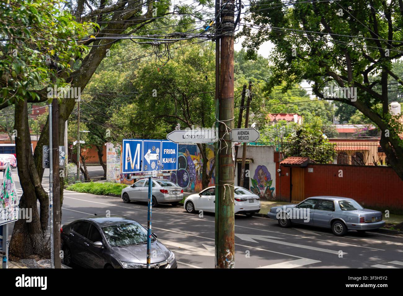 Vita urbana: Scena stradale vivace e architettura nel centro di Città del Messico (CDMX) Foto Stock