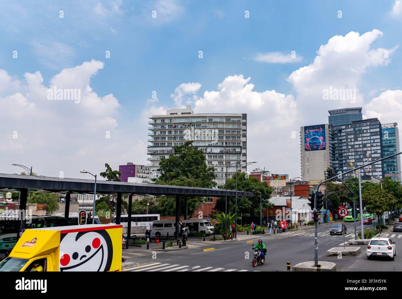 Vita urbana: Scena stradale vivace e architettura nel centro di Città del Messico (CDMX) Foto Stock