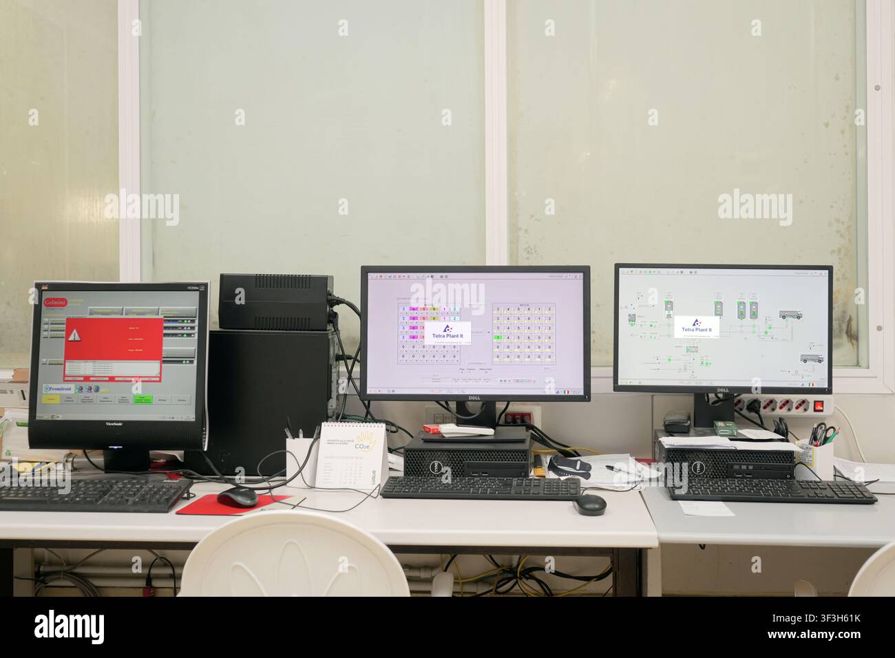 LOMBARDIA, ITALIA – LUGLIO 2026: Monitori di computer mostrano sistemi di produzione all'interno della sala di controllo della caseificio Gelmini in Lombardia, nord Italia. Il monitoraggio automatizzato supporta la produzione di Gorgonzola con Denominazione di Origine Protetta (DOP) mantenendo gli standard di qualità e tracciabilità. Trenta anni dopo che il Gorgonzola ha ottenuto lo status di Denominazione di Origine Protetta europea (DOP), questo saggio fotografico documenta la produzione di uno dei formaggi più riconosciuti a livello internazionale in Italia all'interno del caseificio Gelmini in Lombardia. La storia segue ogni fase del processo – da mi Foto Stock