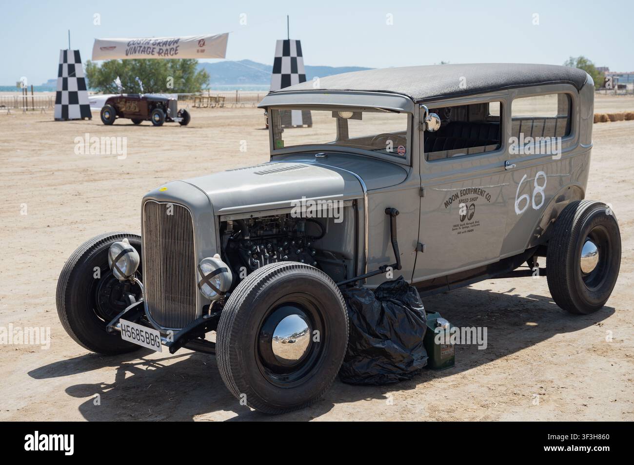 Hot rod Ford Modello B Tudor vintage del 1932 con motore V8 a testa piatta all'evento di drag race sulla spiaggia di Costa Brava Vintage Race. Foto Stock