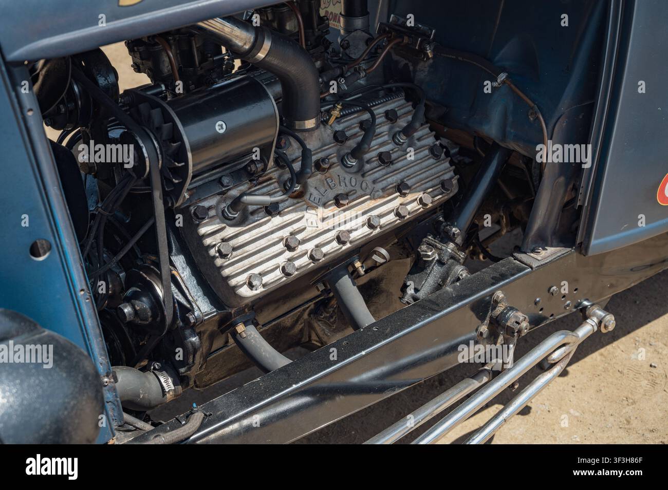 Primo piano di un motore Edelbrock flathead V8 in una hot rod Ford roadster del 1932 alla Costa Brava Vintage Race. Foto Stock
