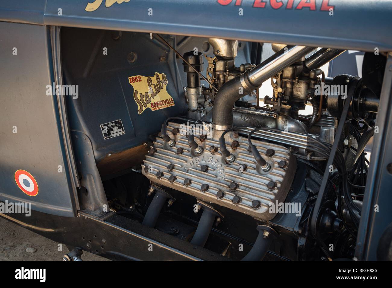 Dettaglio di un motore Edelbrock flathead V8 con doppio carburetor in una hot rod Ford roadster del 1932 alla Costa Brava Vintage Race. Foto Stock