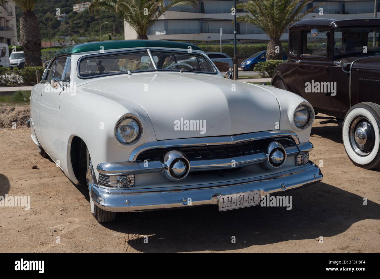Vista frontale di un'auto customizzata bianca Ford Custom Deluxe Shoebox del 1951, tagliata, parcheggiata sulla sabbia alla Costa Brava Vintage Race Foto Stock