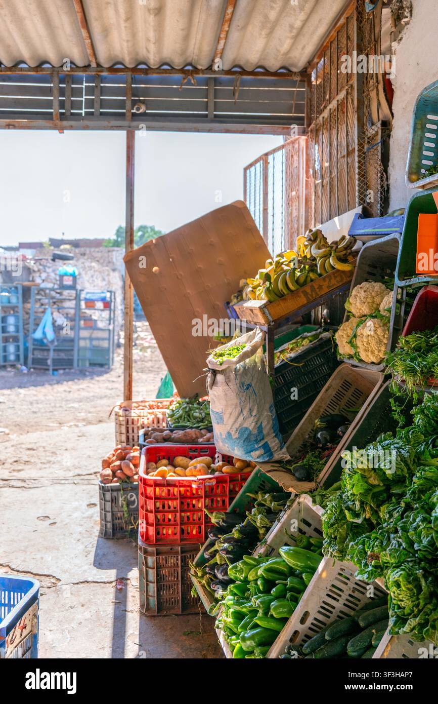 Mercato locale in Marocco che vende frutta e verdura fresca Foto Stock
