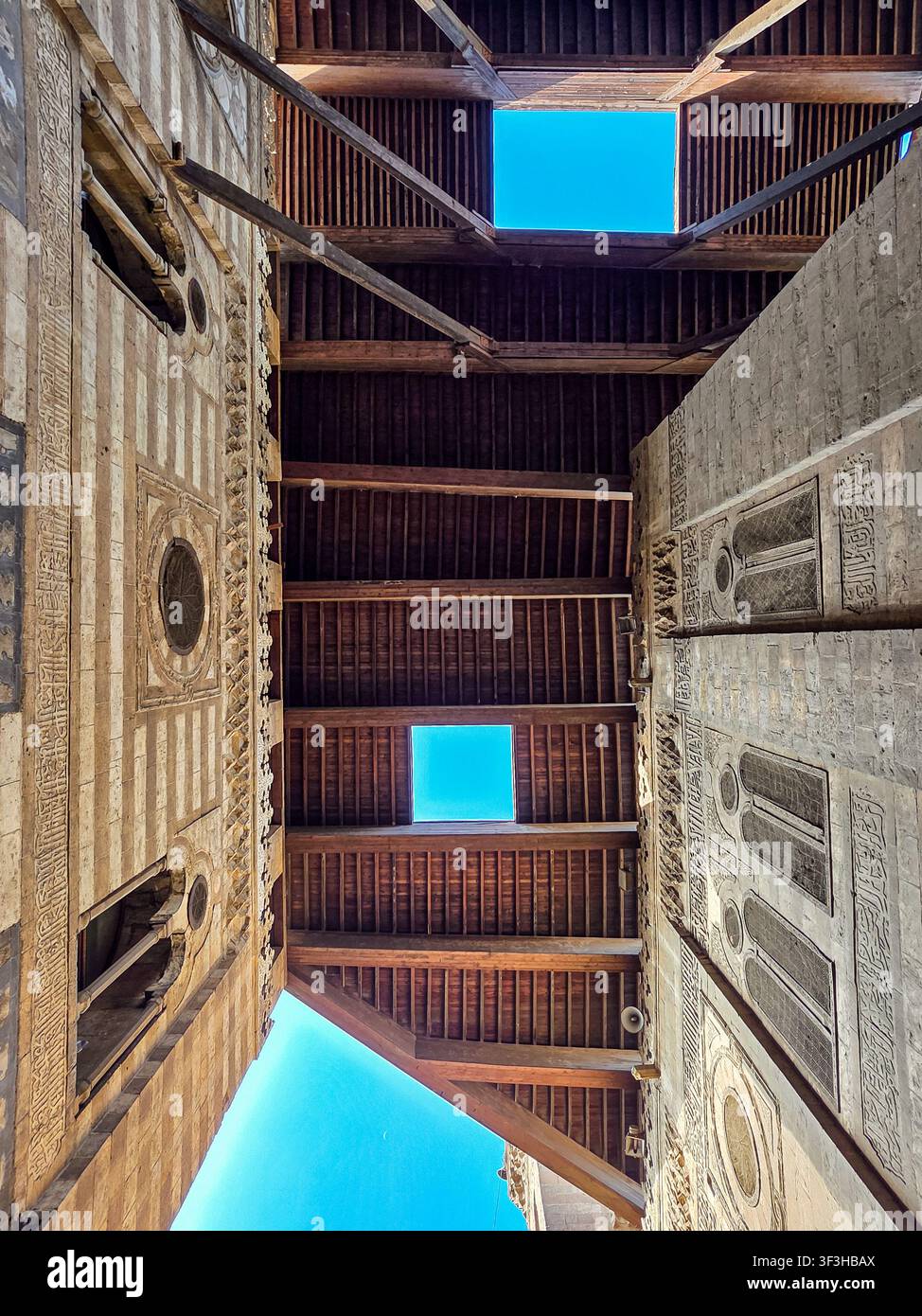 Tetto in legno storico e architettura in pietra mamelucca all'ingresso di Al-Ghuriya, Cairo islamico, Egitto. - Immagine stock catturata con smartphone