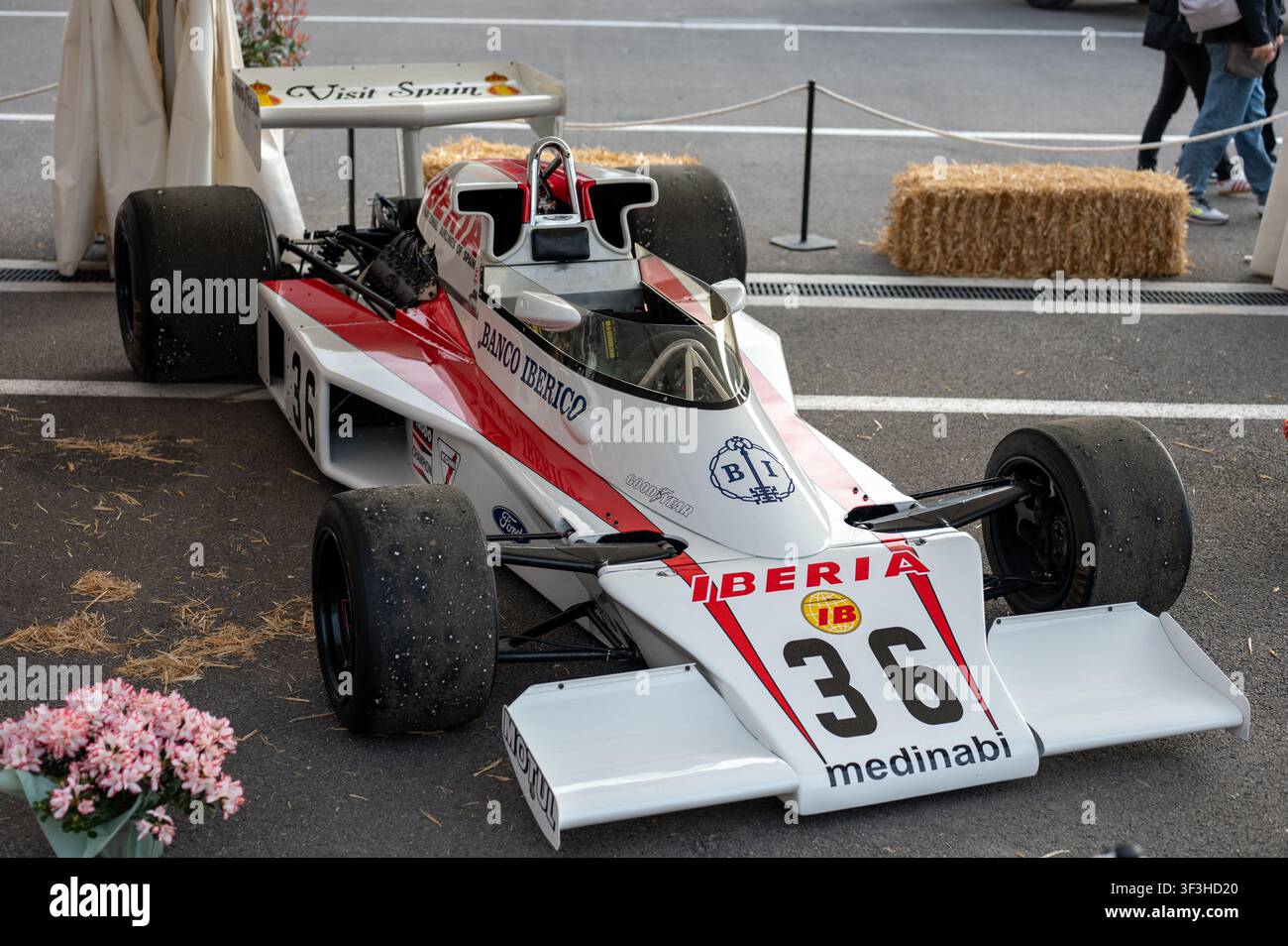 Automobile da corsa classica McLaren M23-6 della Formula 1 del 1977 con il numero 36 e livrea Iberia in mostra nel paddock durante un evento storico dello sport motoristico. Foto Stock