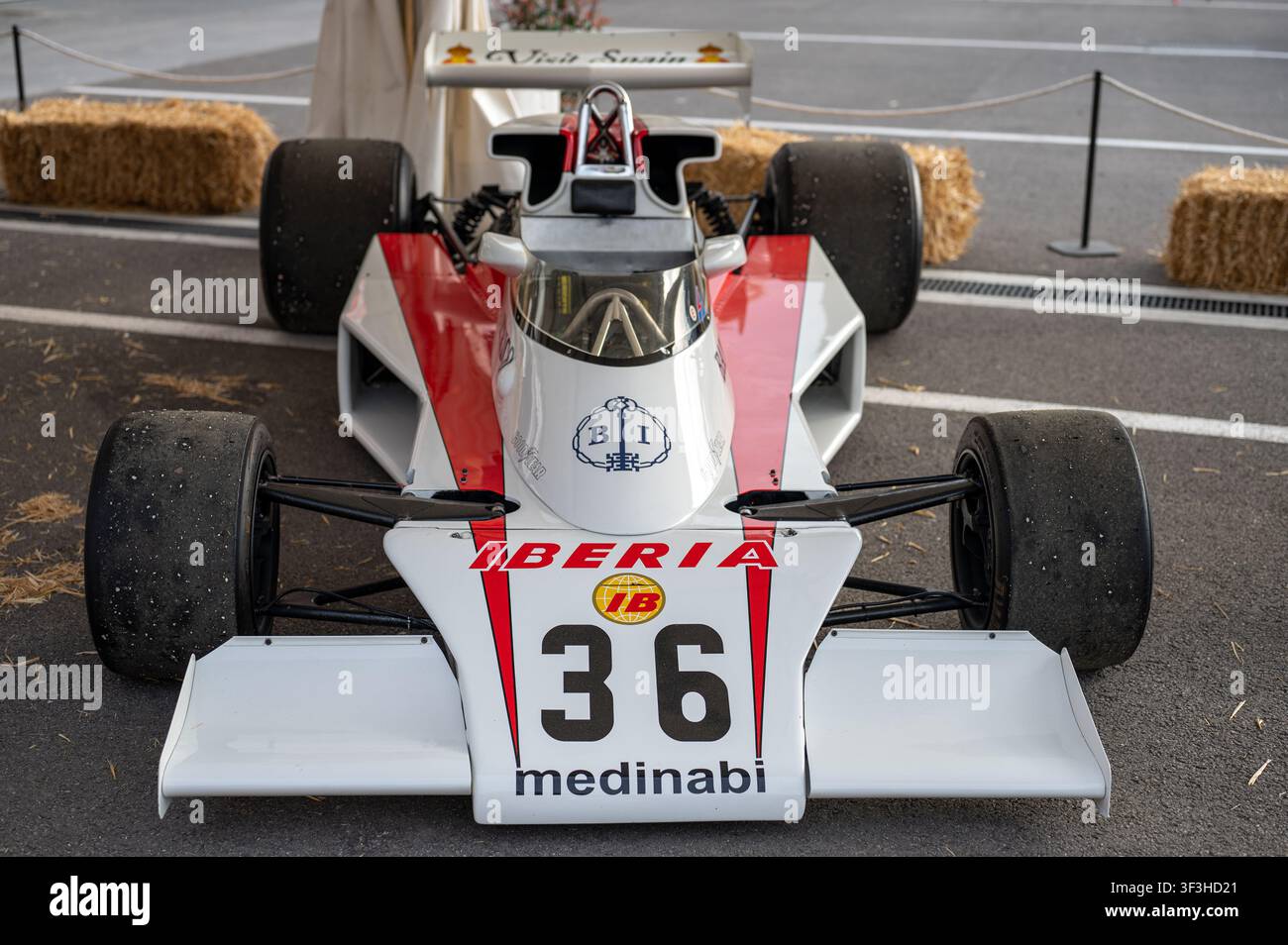 Vista frontale di un'auto da corsa classica McLaren M23-6 di Formula 1 del 1977, numero 36, con livrea Iberia, esposta nel paddock durante un evento storico. Foto Stock