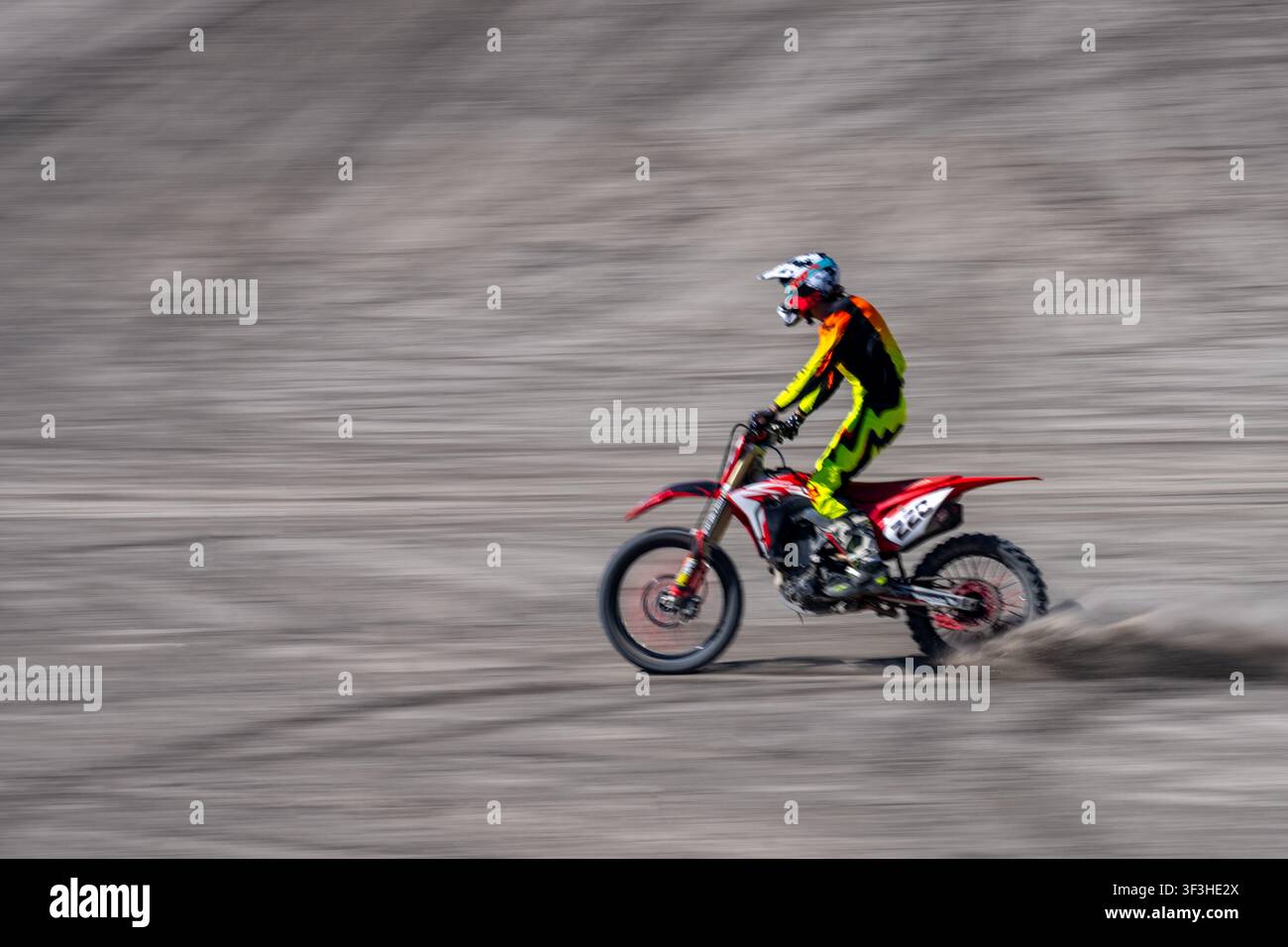 Un pilota su una moto da fuoristrada nell'area OHV di Swing Arm City, Caineville, Utah Foto Stock