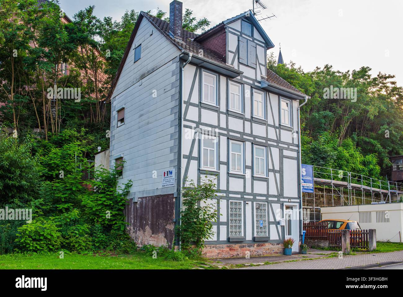 ESCHWEGE, GERMANIA - 1 AGOSTO 2025: Tradizionale casa a graticcio isolata ai piedi del colle Schlossberg nella città storica. Foto Stock