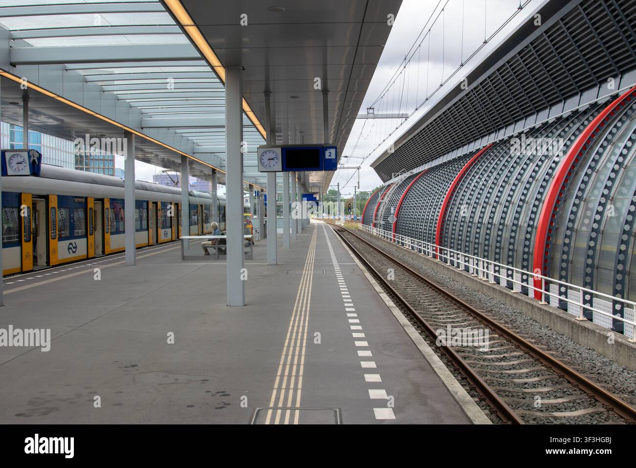 Binario alla stazione ferroviaria Rai di Amsterdam, Paesi Bassi, 23-7-2026 Foto Stock