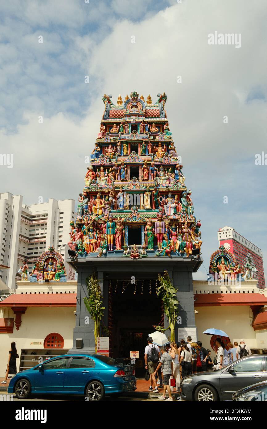 Scatto verticale all'altezza degli occhi del tempio ornato Sri Mariamman nel quartiere di Chinatown di Singapore. È decorato con sculture vivaci e colorate. Foto Stock