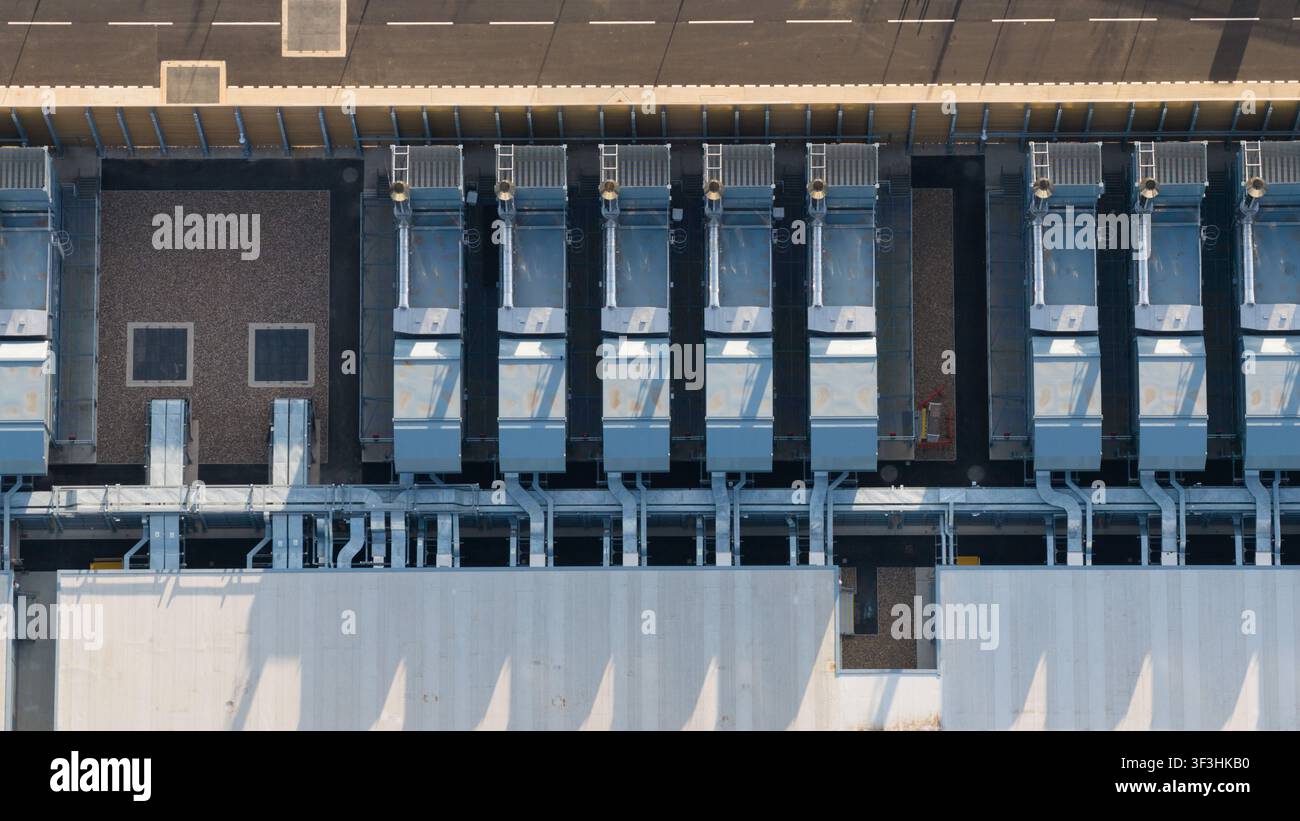 Vista aerea dell'infrastruttura tecnologica di un centro dati, che mostra calcolo su larga scala, sistemi di raffreddamento, alimentazione di riserva, efficienza e funzionamento digitale critico Foto Stock