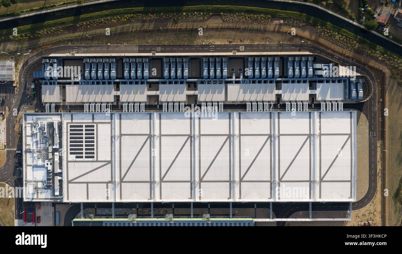 Vista aerea dell'infrastruttura tecnologica di un centro dati, che mostra calcolo su larga scala, sistemi di raffreddamento, alimentazione di riserva, efficienza e funzionamento digitale critico Foto Stock