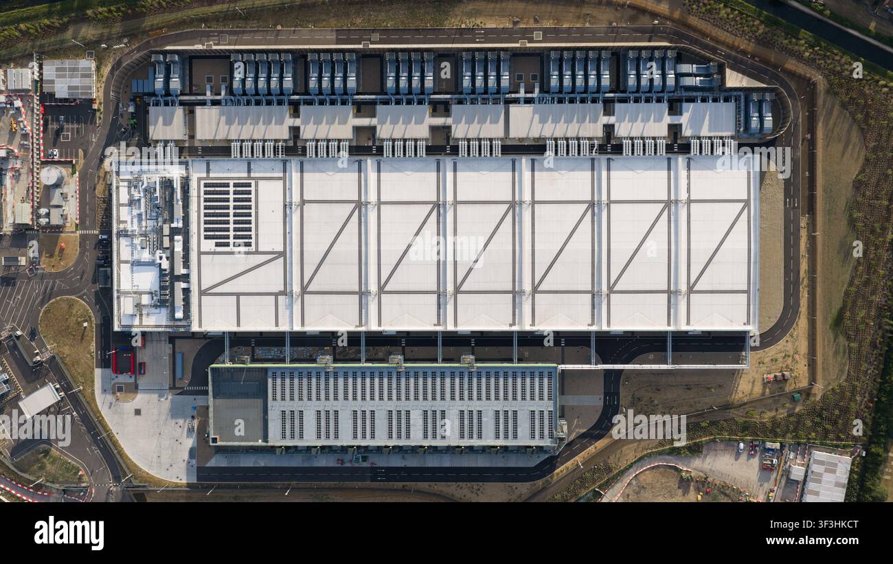 Vista aerea dell'infrastruttura tecnologica di un centro dati, che mostra calcolo su larga scala, sistemi di raffreddamento, alimentazione di riserva, efficienza e funzionamento digitale critico Foto Stock