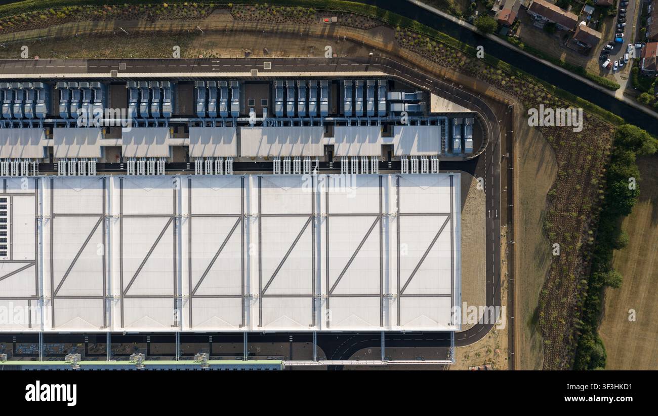 Vista aerea dell'infrastruttura tecnologica di un centro dati, che mostra calcolo su larga scala, sistemi di raffreddamento, alimentazione di riserva, efficienza e funzionamento digitale critico Foto Stock