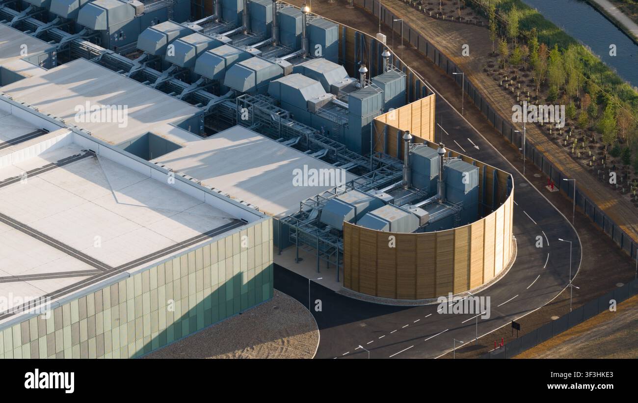 Vista aerea dell'infrastruttura tecnologica di un centro dati, che mostra calcolo su larga scala, sistemi di raffreddamento, alimentazione di riserva, efficienza e funzionamento digitale critico Foto Stock