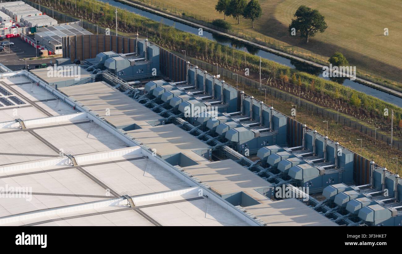 Vista aerea dell'infrastruttura tecnologica di un centro dati, che mostra calcolo su larga scala, sistemi di raffreddamento, alimentazione di riserva, efficienza e funzionamento digitale critico Foto Stock