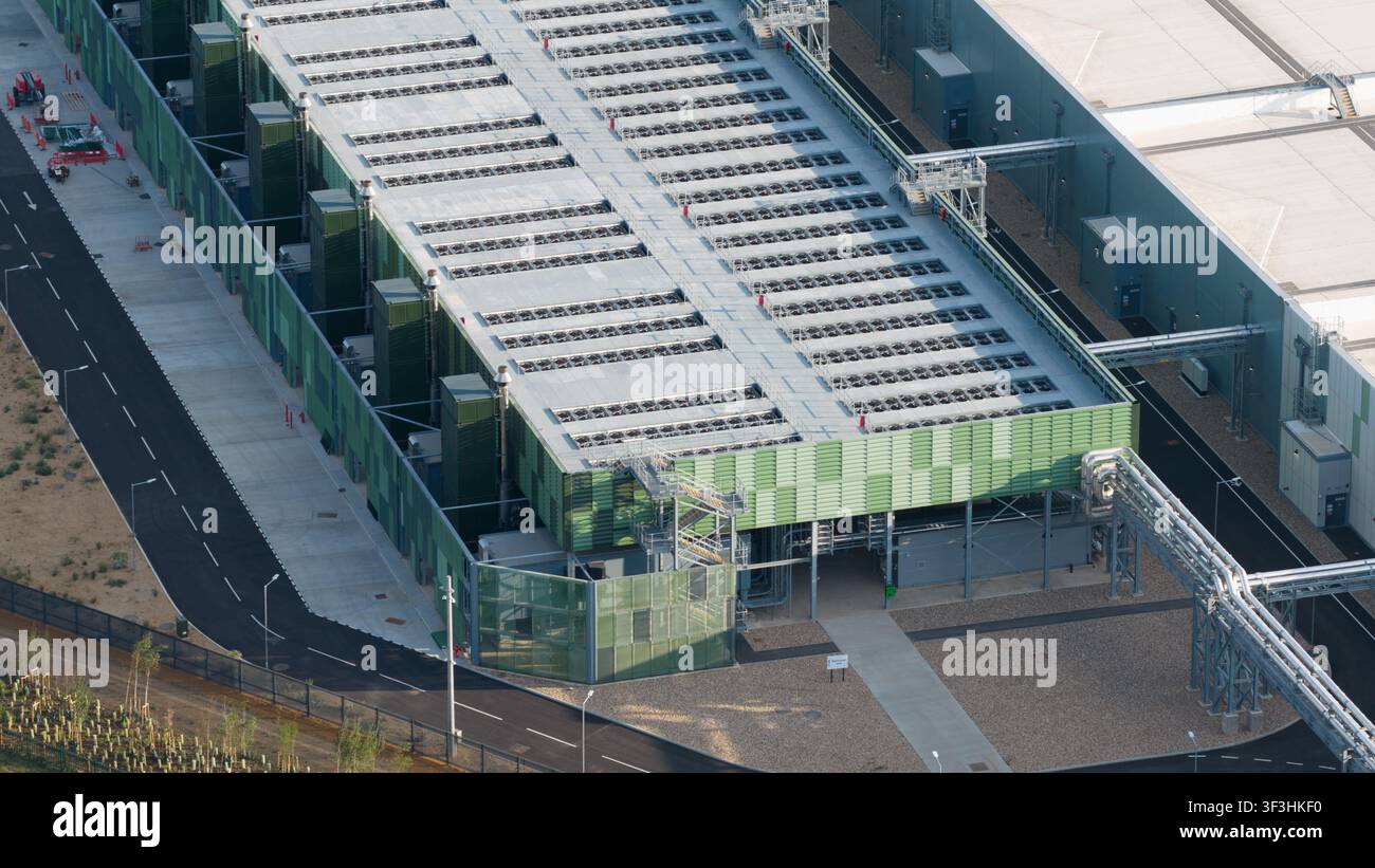 Vista aerea dell'infrastruttura tecnologica di un centro dati, che mostra calcolo su larga scala, sistemi di raffreddamento, alimentazione di riserva, efficienza e funzionamento digitale critico Foto Stock