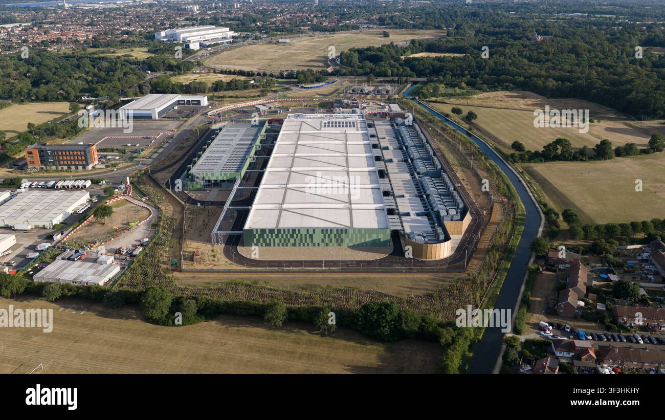 Vista aerea dell'infrastruttura tecnologica di un centro dati, che mostra calcolo su larga scala, sistemi di raffreddamento, alimentazione di riserva, efficienza e funzionamento digitale critico Foto Stock