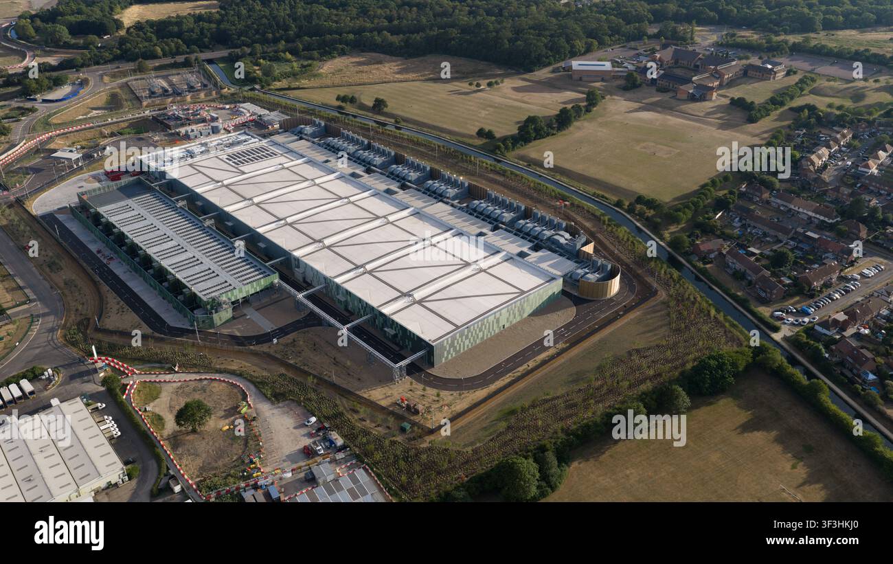 Vista aerea dell'infrastruttura tecnologica di un centro dati, che mostra calcolo su larga scala, sistemi di raffreddamento, alimentazione di riserva, efficienza e funzionamento digitale critico Foto Stock