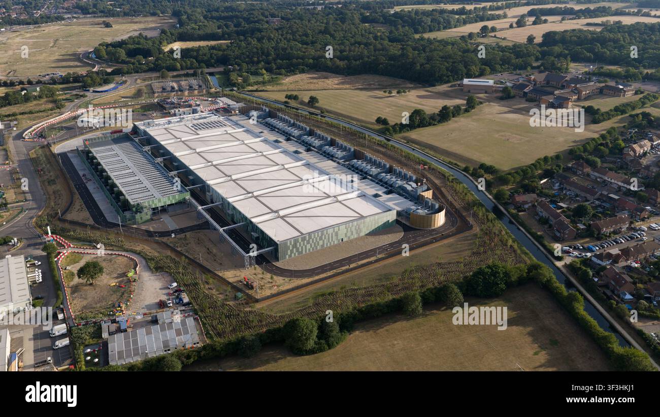 Vista aerea dell'infrastruttura tecnologica di un centro dati, che mostra calcolo su larga scala, sistemi di raffreddamento, alimentazione di riserva, efficienza e funzionamento digitale critico Foto Stock
