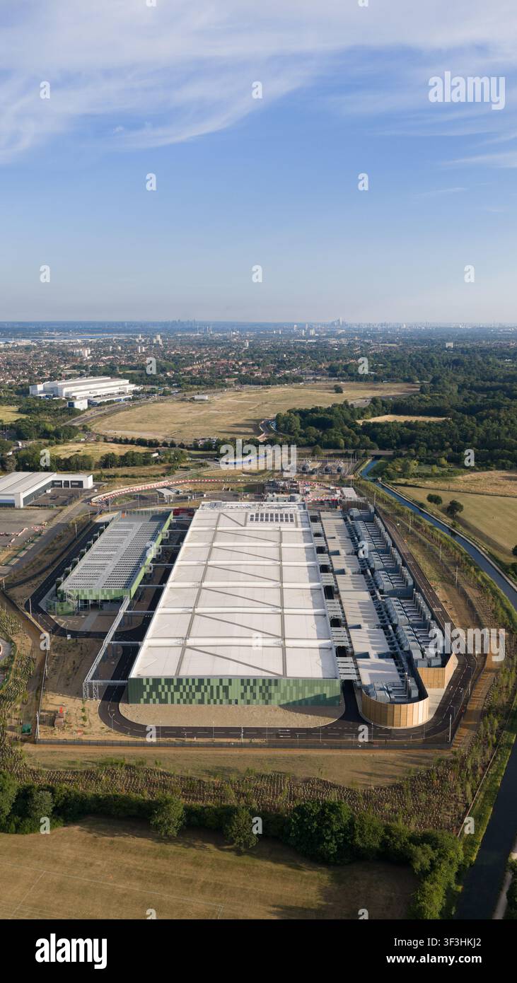 Vista aerea dell'infrastruttura tecnologica di un centro dati, che mostra calcolo su larga scala, sistemi di raffreddamento, alimentazione di riserva, efficienza e funzionamento digitale critico Foto Stock