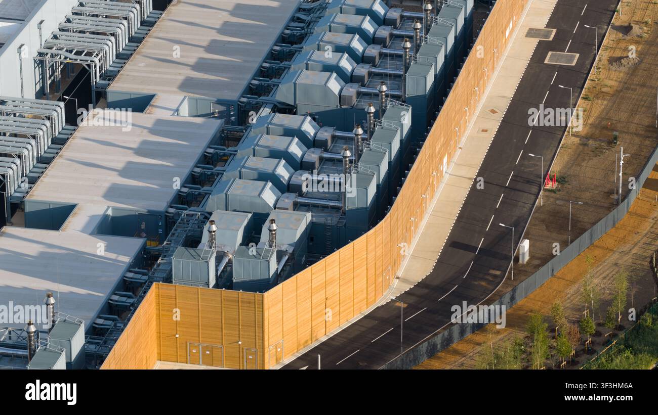 Vista aerea dell'infrastruttura tecnologica di un centro dati, che mostra calcolo su larga scala, sistemi di raffreddamento, alimentazione di riserva, efficienza e funzionamento digitale critico Foto Stock