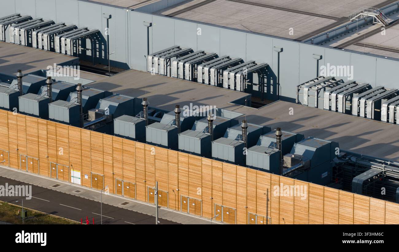 Vista aerea dell'infrastruttura tecnologica di un centro dati, che mostra calcolo su larga scala, sistemi di raffreddamento, alimentazione di riserva, efficienza e funzionamento digitale critico Foto Stock