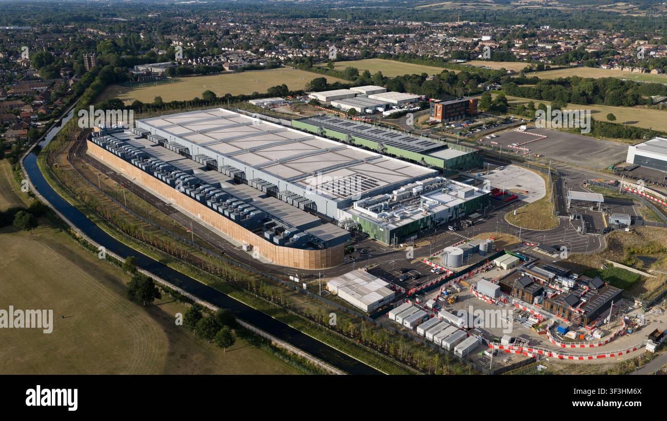 Vista aerea dell'infrastruttura tecnologica di un centro dati, che mostra calcolo su larga scala, sistemi di raffreddamento, alimentazione di riserva, efficienza e funzionamento digitale critico Foto Stock