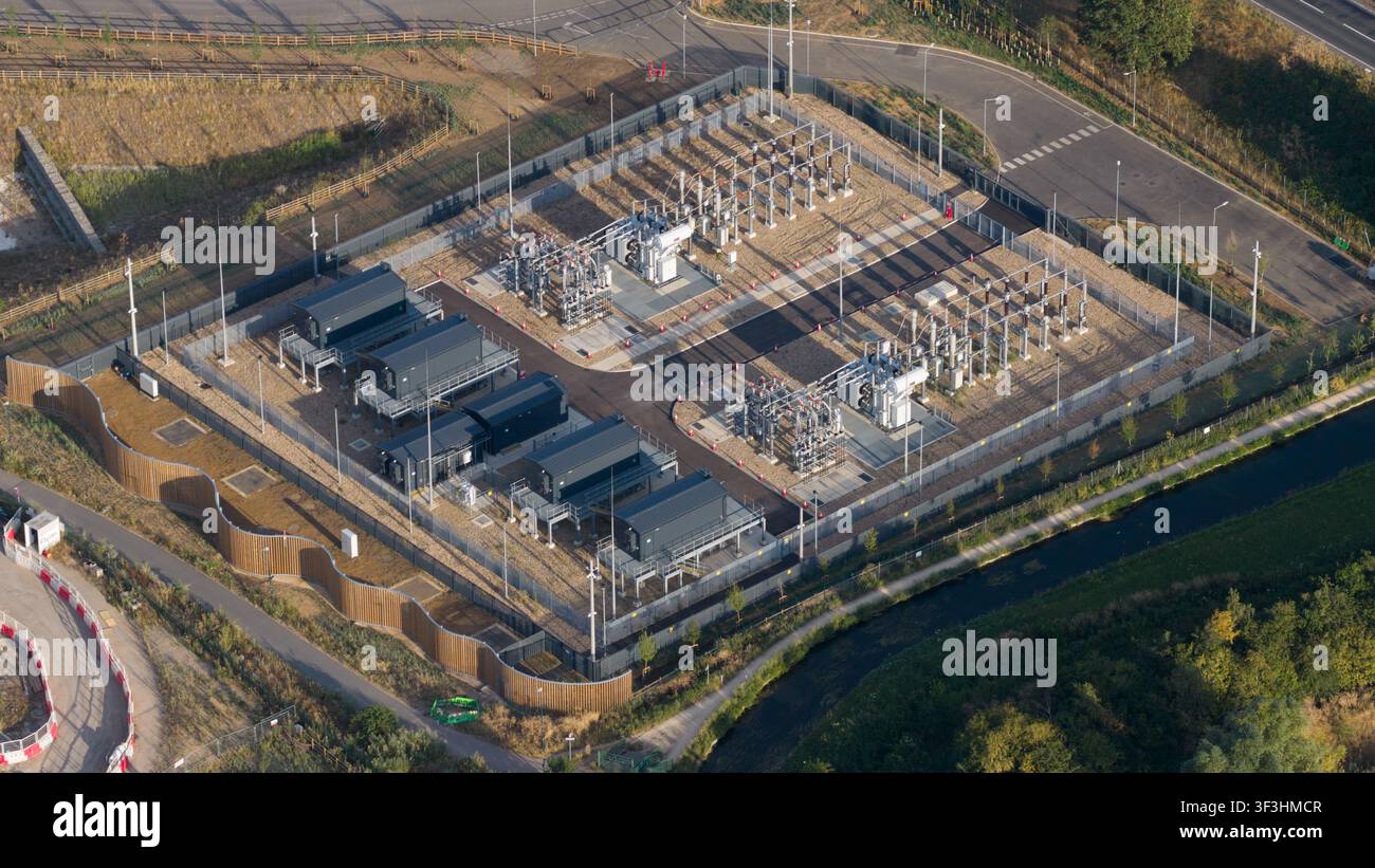 Vista aerea dell'infrastruttura tecnologica di un centro dati, che mostra calcolo su larga scala, sistemi di raffreddamento, alimentazione di riserva, efficienza e funzionamento digitale critico Foto Stock