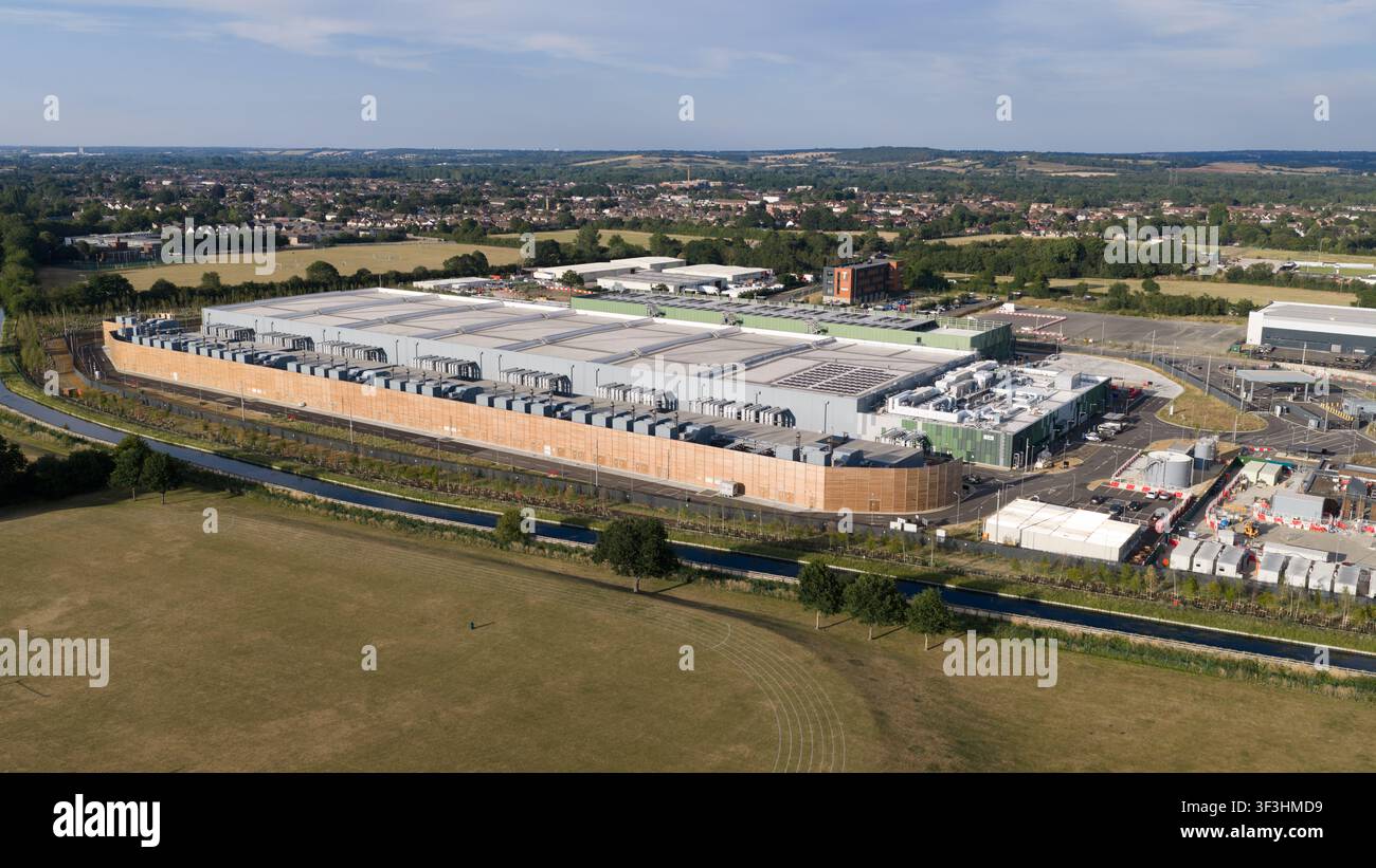 Vista aerea dell'infrastruttura tecnologica di un centro dati, che mostra calcolo su larga scala, sistemi di raffreddamento, alimentazione di riserva, efficienza e funzionamento digitale critico Foto Stock