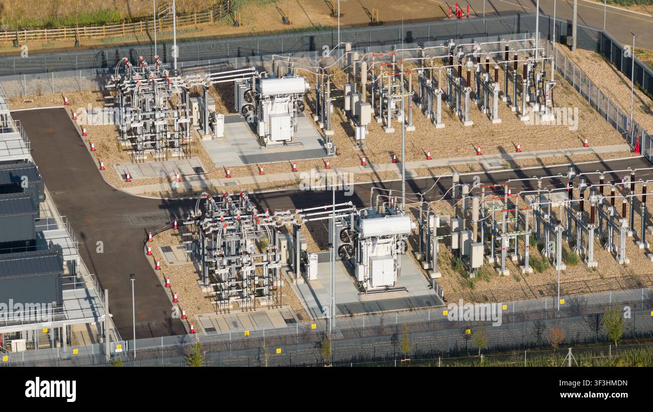 Vista aerea dell'infrastruttura tecnologica di un centro dati, che mostra calcolo su larga scala, sistemi di raffreddamento, alimentazione di riserva, efficienza e funzionamento digitale critico Foto Stock