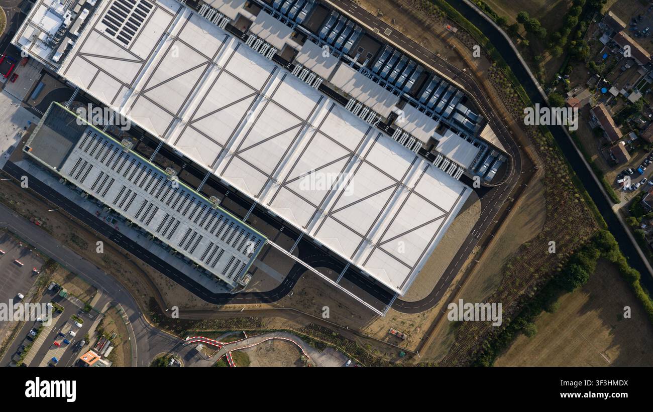 Vista aerea dell'infrastruttura tecnologica di un centro dati, che mostra calcolo su larga scala, sistemi di raffreddamento, alimentazione di riserva, efficienza e funzionamento digitale critico Foto Stock