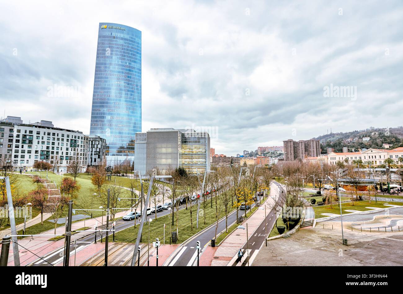 Torre Iberdrola che si erge sopra il centro di Bilbao vicino al Museo Guggenheim di Bilbao, Paesi Baschi, Spagna. Foto Stock