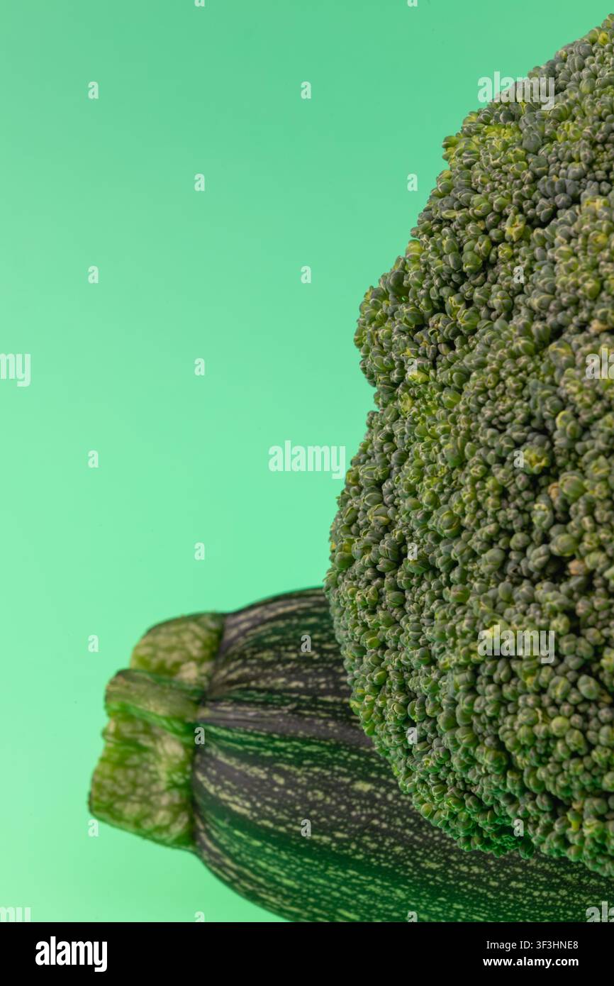 Una fotografia macro verticale che cattura i modelli organici di broccoli freschi e zucchine. L'immagine dettagli la struttura granulosa dei broccoli Foto Stock