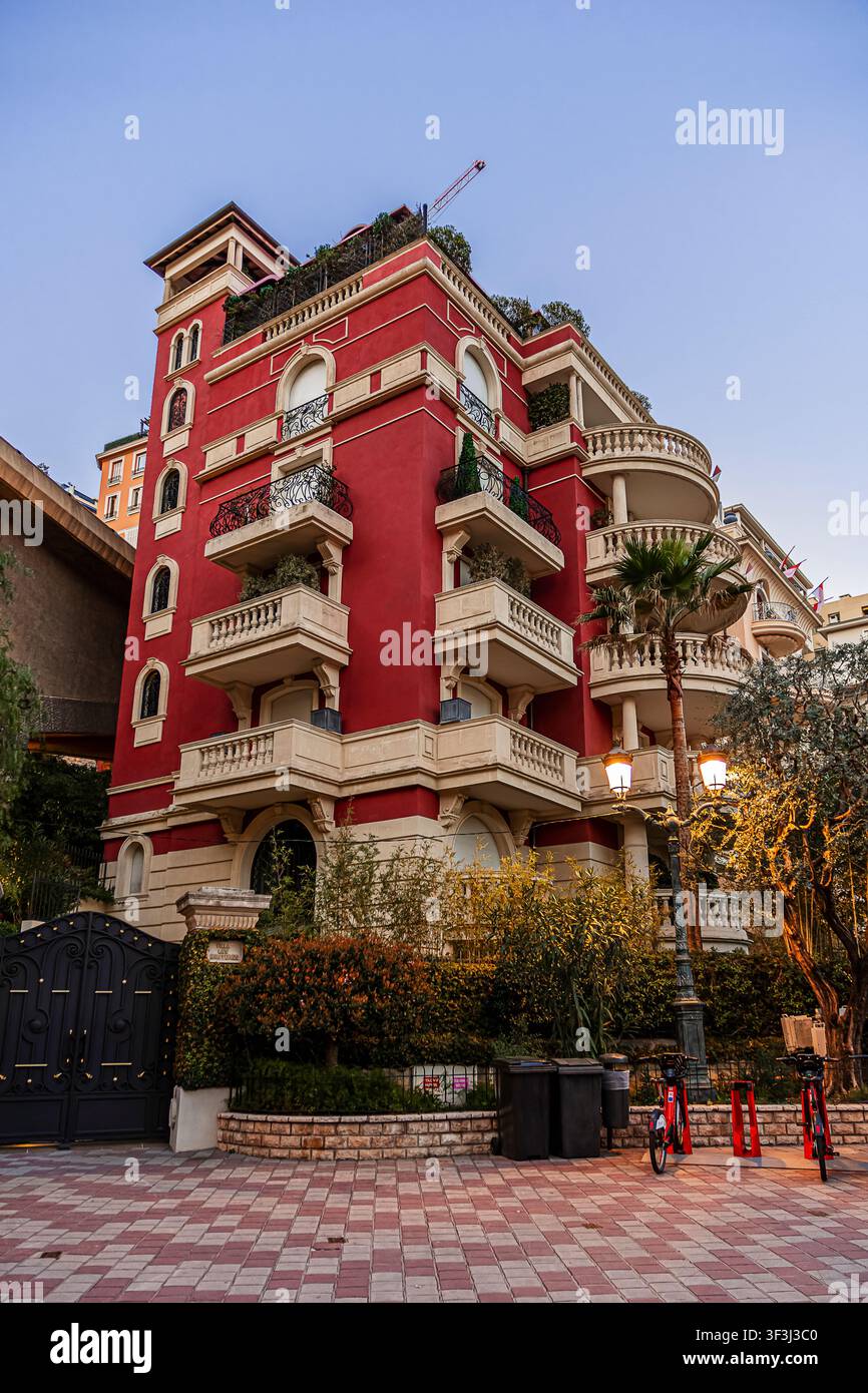 le linee in stile Liberty di un edificio sul lungomare di Monte Carlo Foto Stock