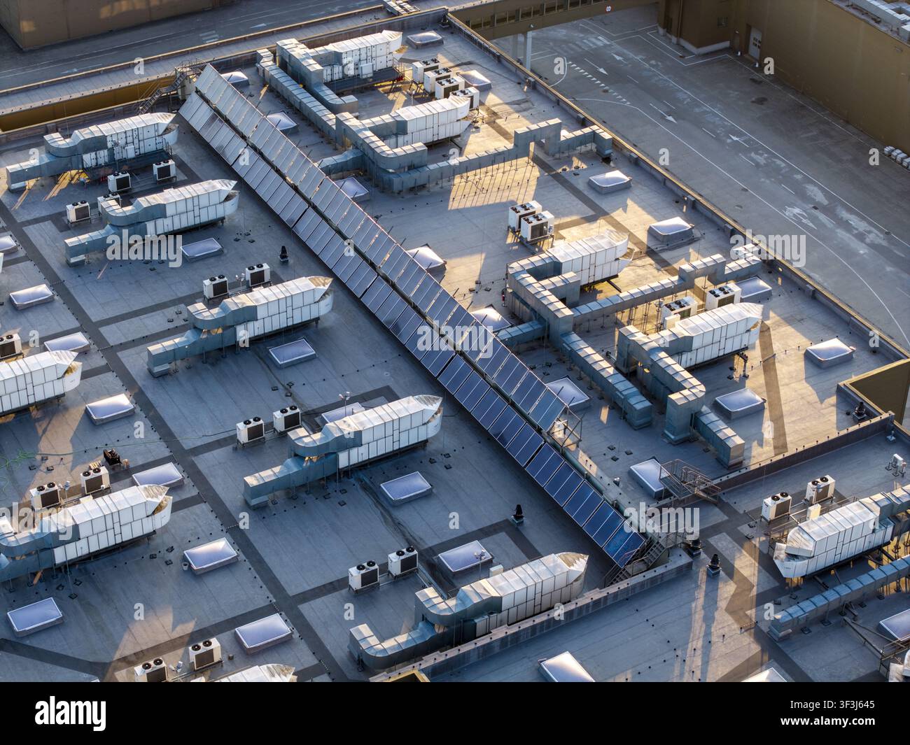 Vista aerea delle installazioni tecnologiche industriali sul tetto degli edifici industriali a Cracovia, Voivodato della Piccola Polonia, Polonia. Foto Stock