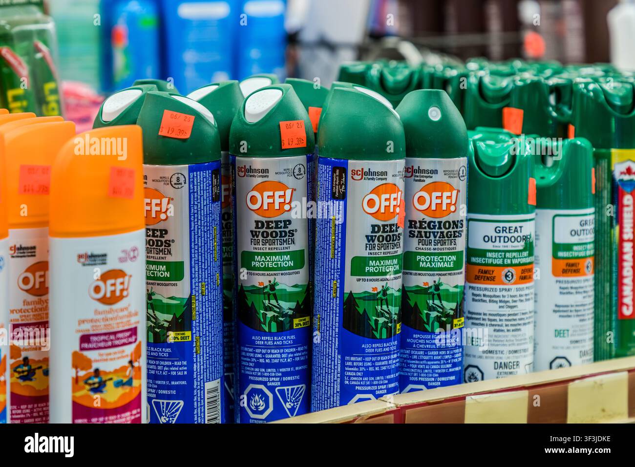 Spray repellente per insetti delle marche Off! e Great Outdoors sullo scaffale di un negozio sulla Highway 8 a Lequille, Nova Scotia, Canada. I prodotti sono rivolti a escursionisti e campeggiatori nella valle boscosa di Annapolis Foto Stock