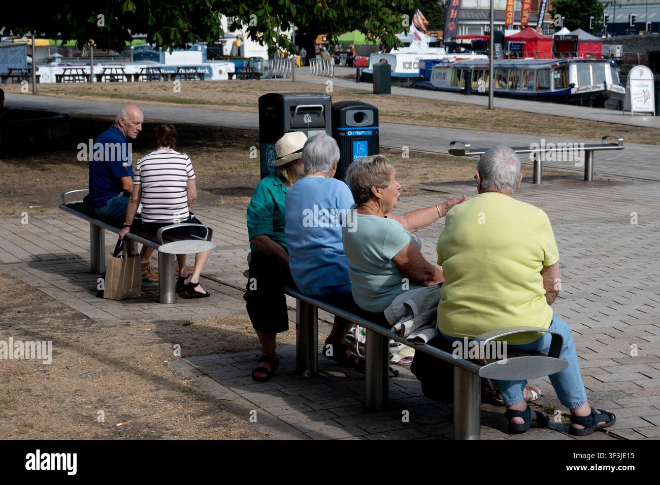 Anziani seduti su panchine durante un'ondata di caldo estiva nel 2026, Bancroft Gardens, Stratford-upon-Avon, Warwickshire, Regno Unito Foto Stock